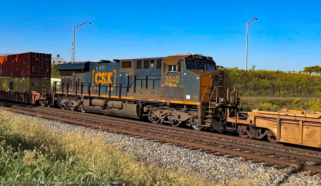 CSX 3040 is the mid train DPU.